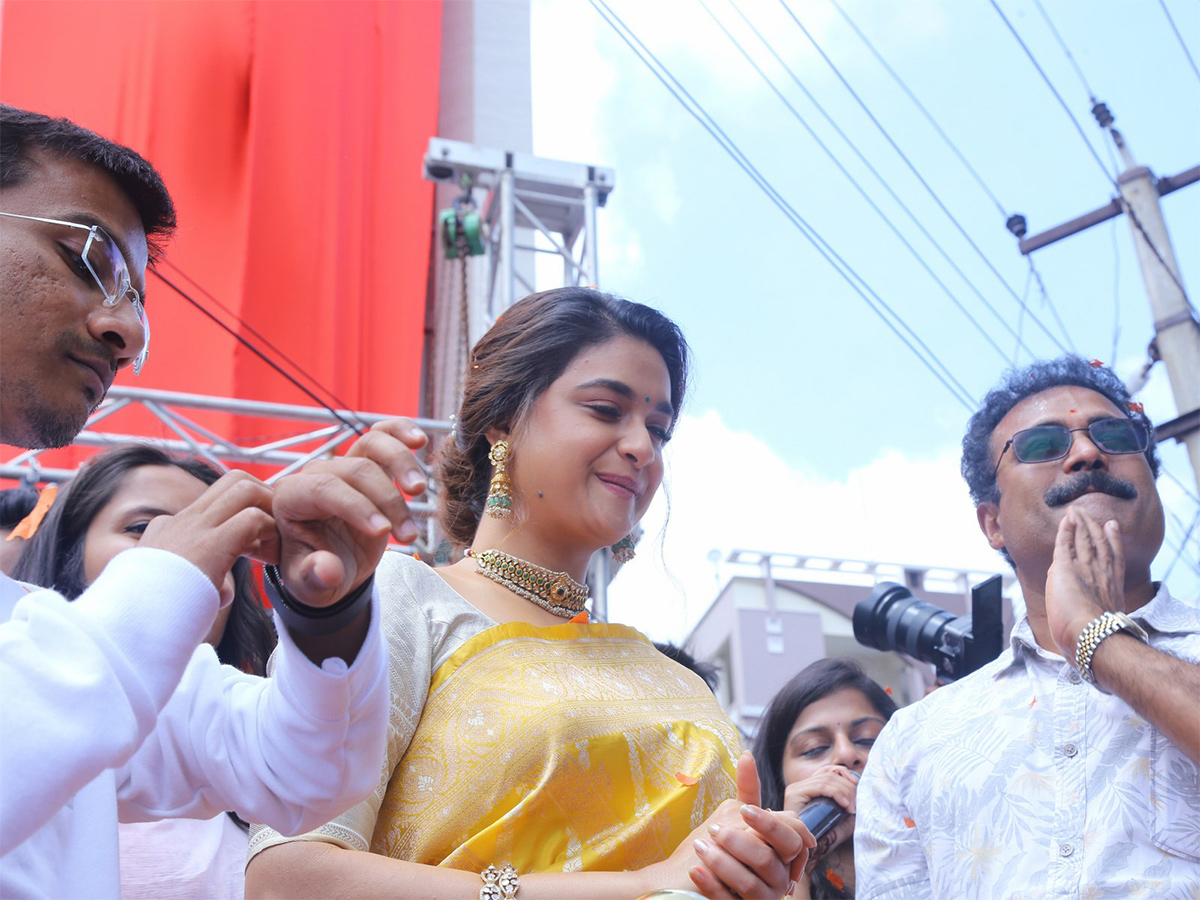 Actress_20keerthy_20suresh_20launches_20cmr_20shopping_20mall_20at_20Balapur_20Photos-8.jpg 8