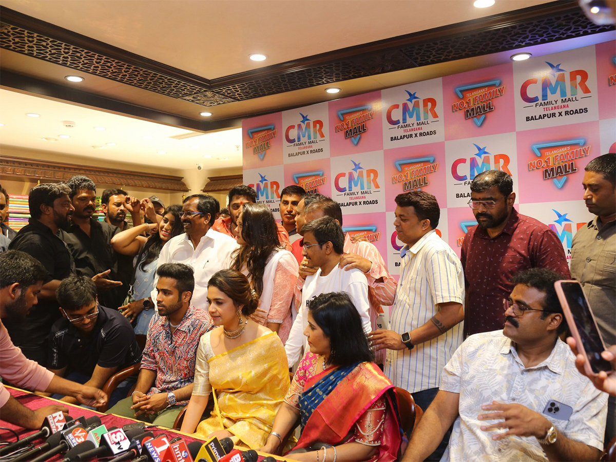 Actress_20keerthy_20suresh_20launches_20cmr_20shopping_20mall_20at_20Balapur_20Photos-9.jpg 9