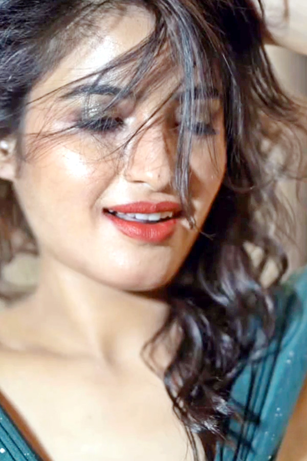 Rathika-Rose-04.jpg 15