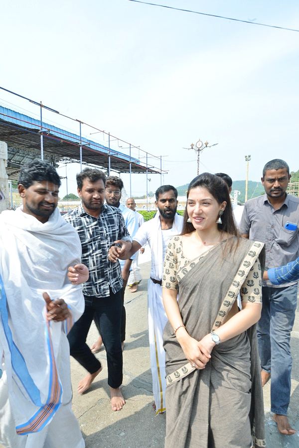 Actress_20Mehreen_20Pirzada_20Visits_20Tirumala_20Temple_20Photos_1.jpg 2