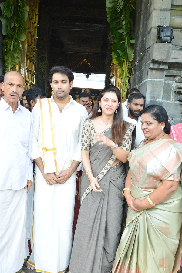 Actress_20Mehreen_20Pirzada_20Visits_20Tirumala_20Temple_20Photos_11.jpg 12