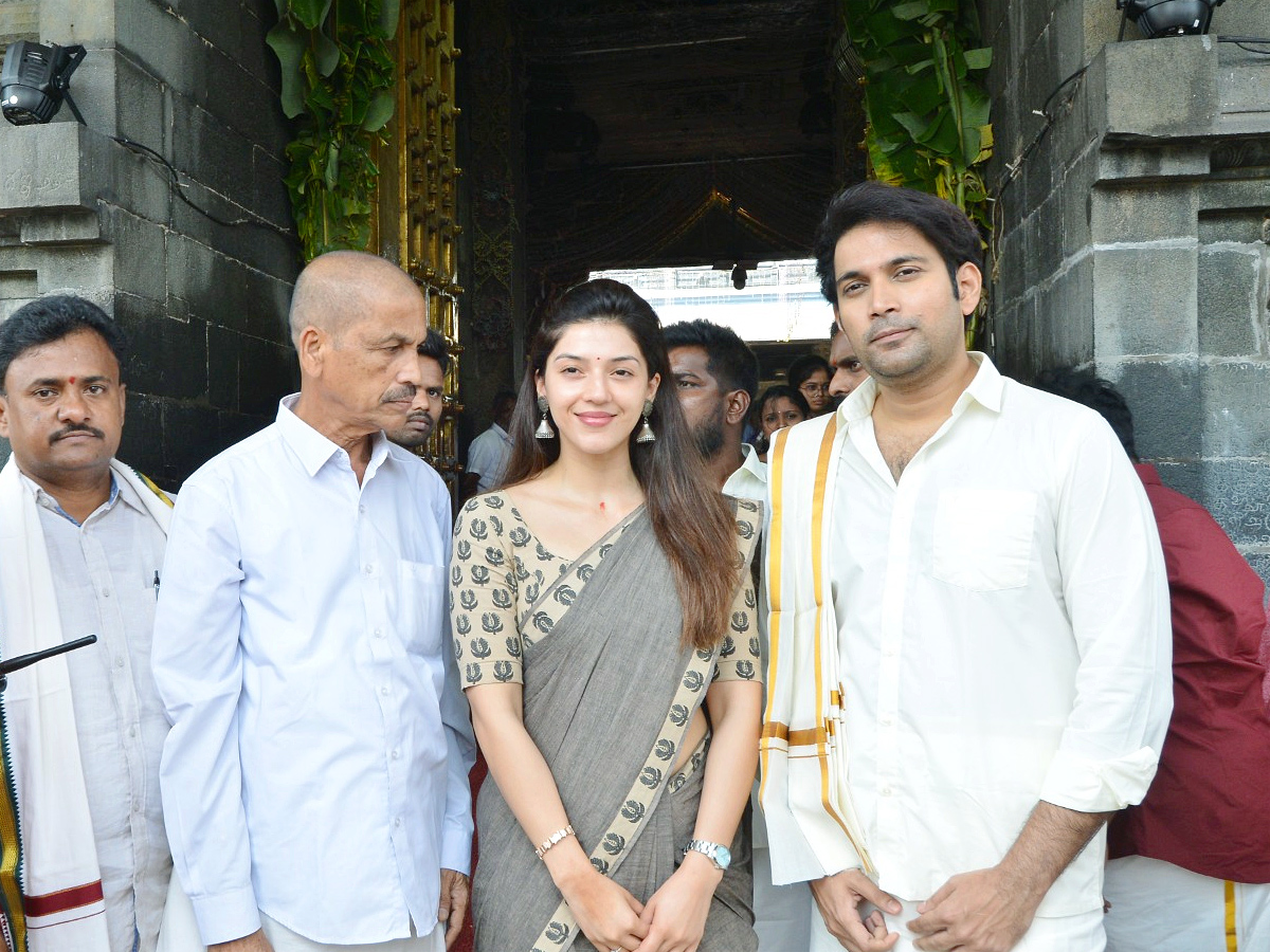Actress_20Mehreen_20Pirzada_20Visits_20Tirumala_20Temple_20Photos_12.jpg 13
