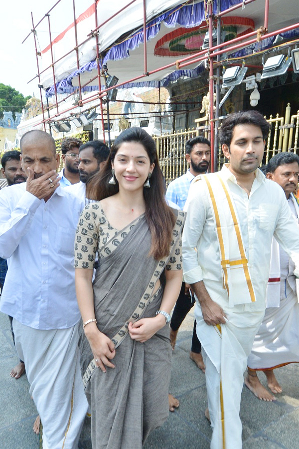 Actress_20Mehreen_20Pirzada_20Visits_20Tirumala_20Temple_20Photos_13.jpg 14
