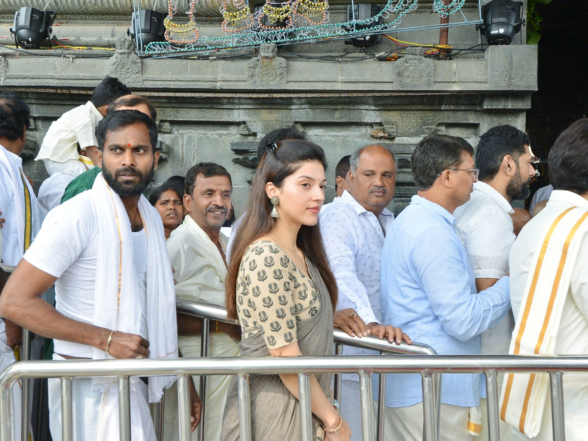Actress_20Mehreen_20Pirzada_20Visits_20Tirumala_20Temple_20Photos_14.jpg 15