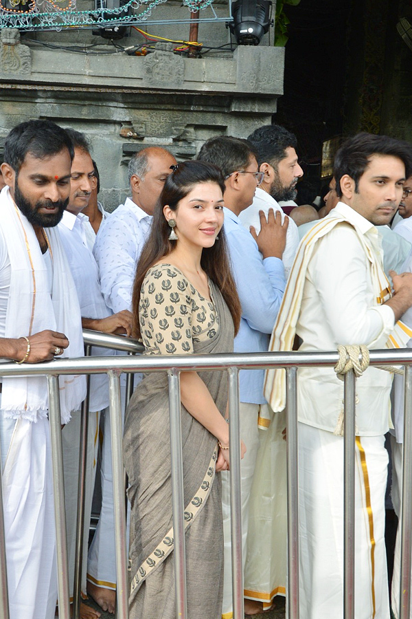 Actress_20Mehreen_20Pirzada_20Visits_20Tirumala_20Temple_20Photos_15.jpg 16