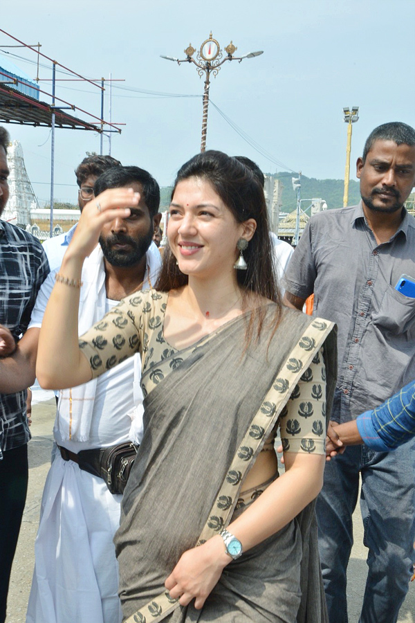 Actress_20Mehreen_20Pirzada_20Visits_20Tirumala_20Temple_20Photos_3.jpg 4