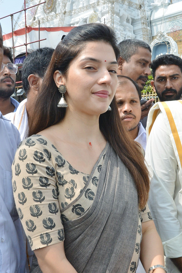 Actress_20Mehreen_20Pirzada_20Visits_20Tirumala_20Temple_20Photos_6.jpg 7
