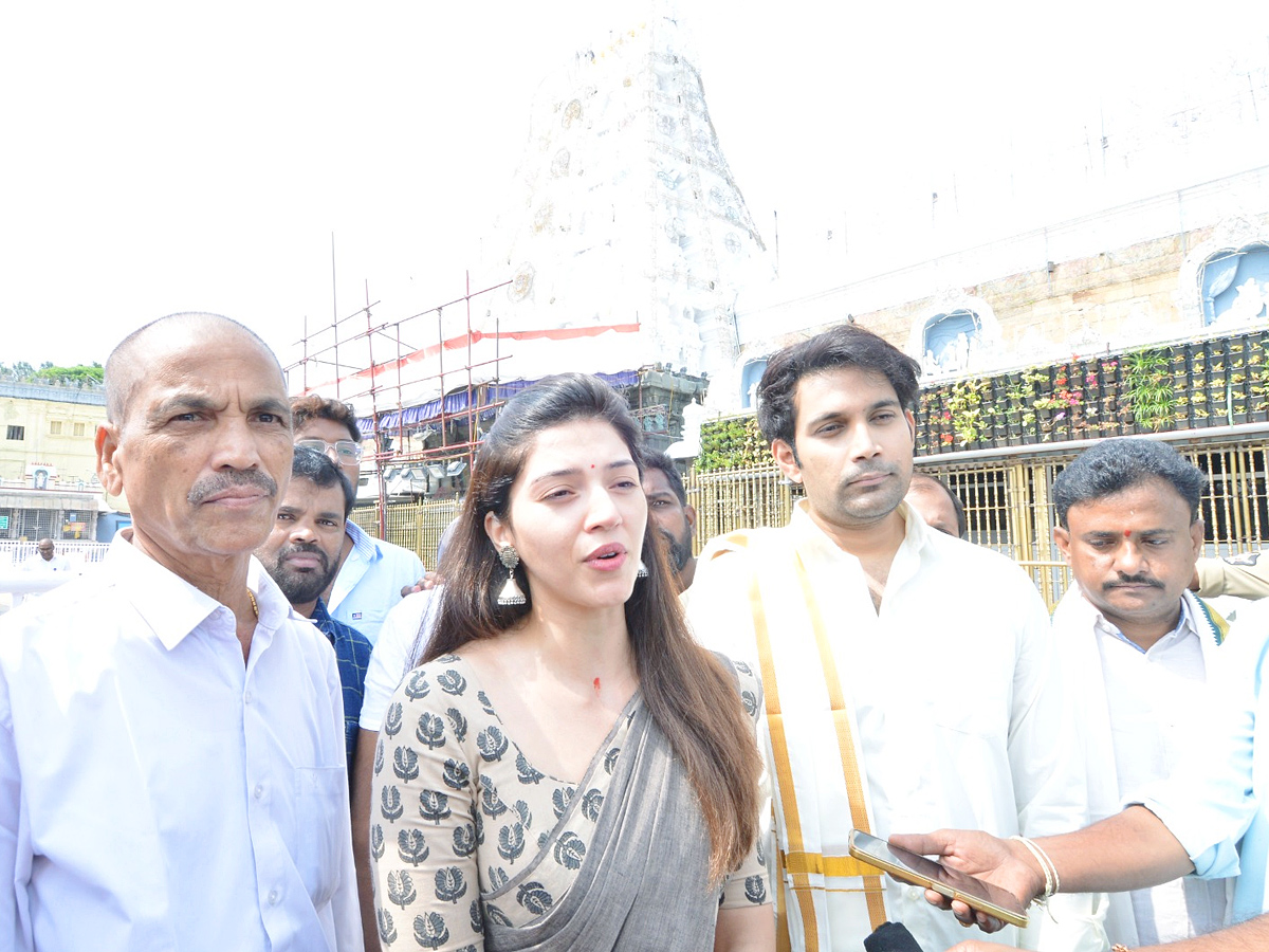 Actress_20Mehreen_20Pirzada_20Visits_20Tirumala_20Temple_20Photos_7.jpg 8