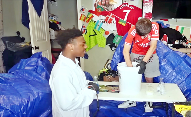 YouTuber-Elephant-Toothpaste-Experiment.jpg