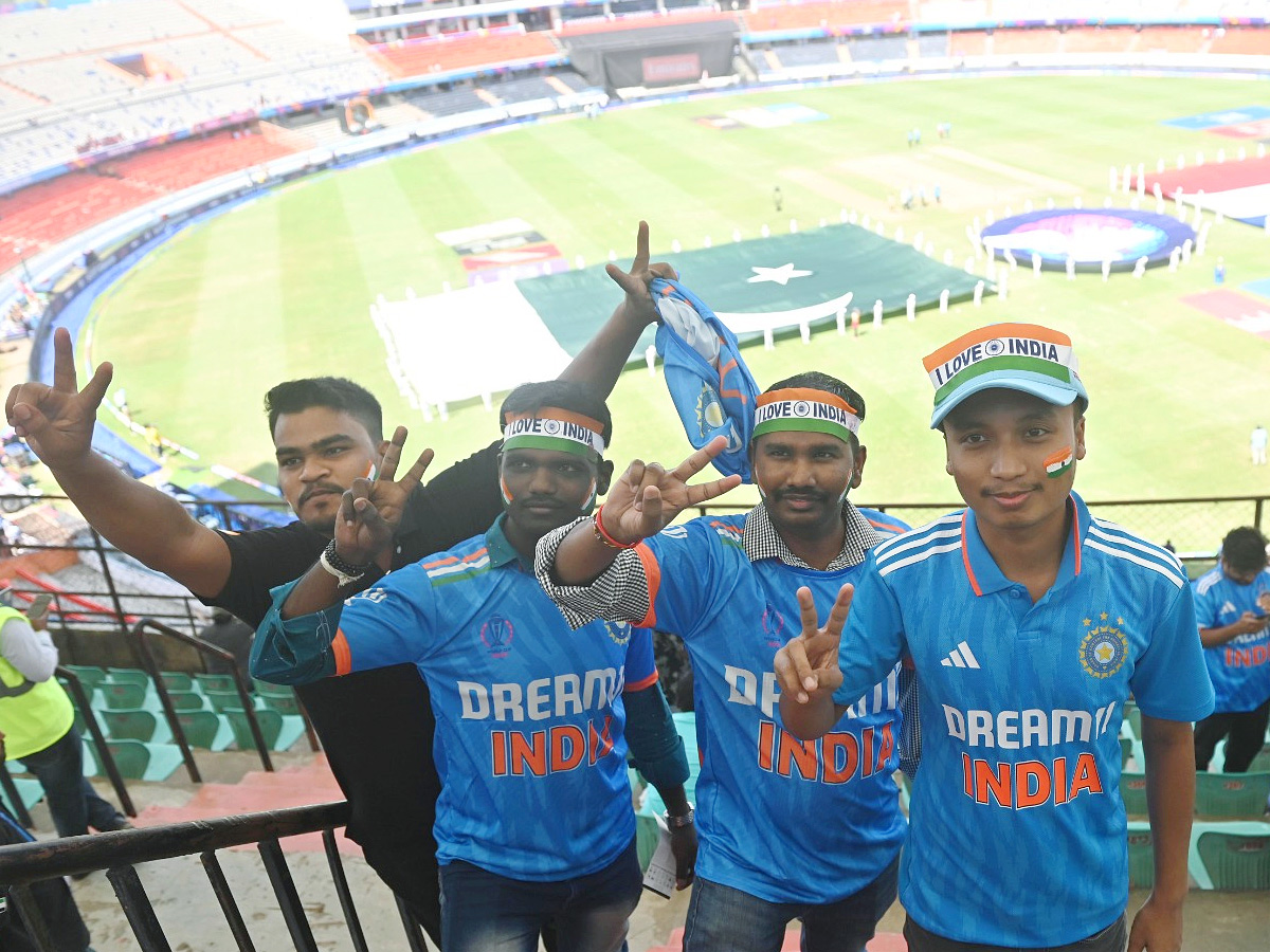 Cricket_20Fans_20at_20Uppal_20Stadium_20Photos_1.jpg 2