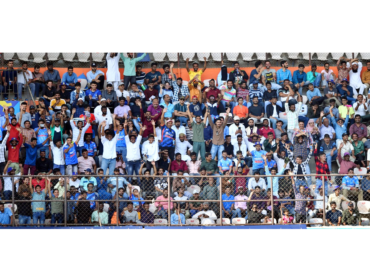 Cricket_20Fans_20at_20Uppal_20Stadium_20Photos_10.jpg 10
