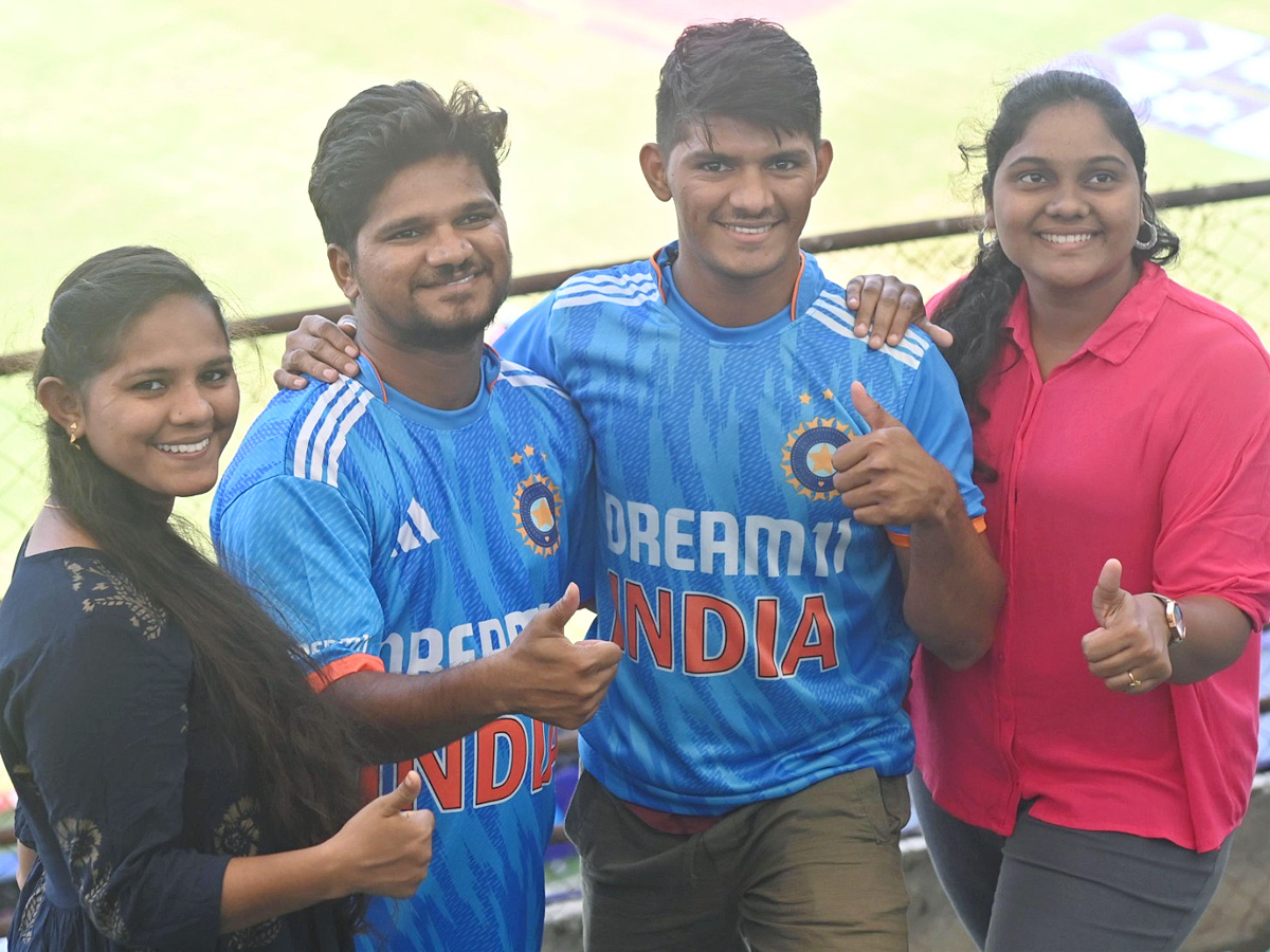 Cricket_20Fans_20at_20Uppal_20Stadium_20Photos_2.jpg 3