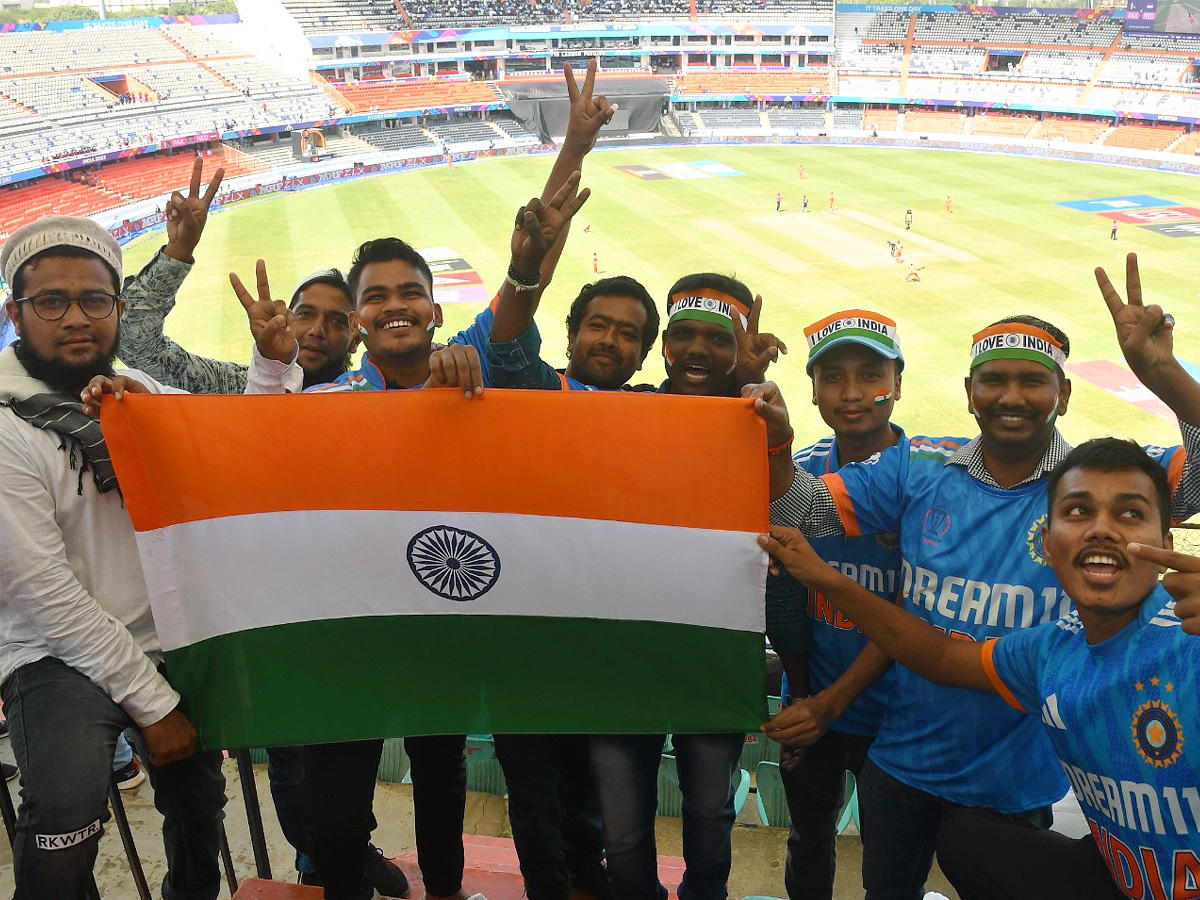 Cricket_20Fans_20at_20Uppal_20Stadium_20Photos_6.jpg 1