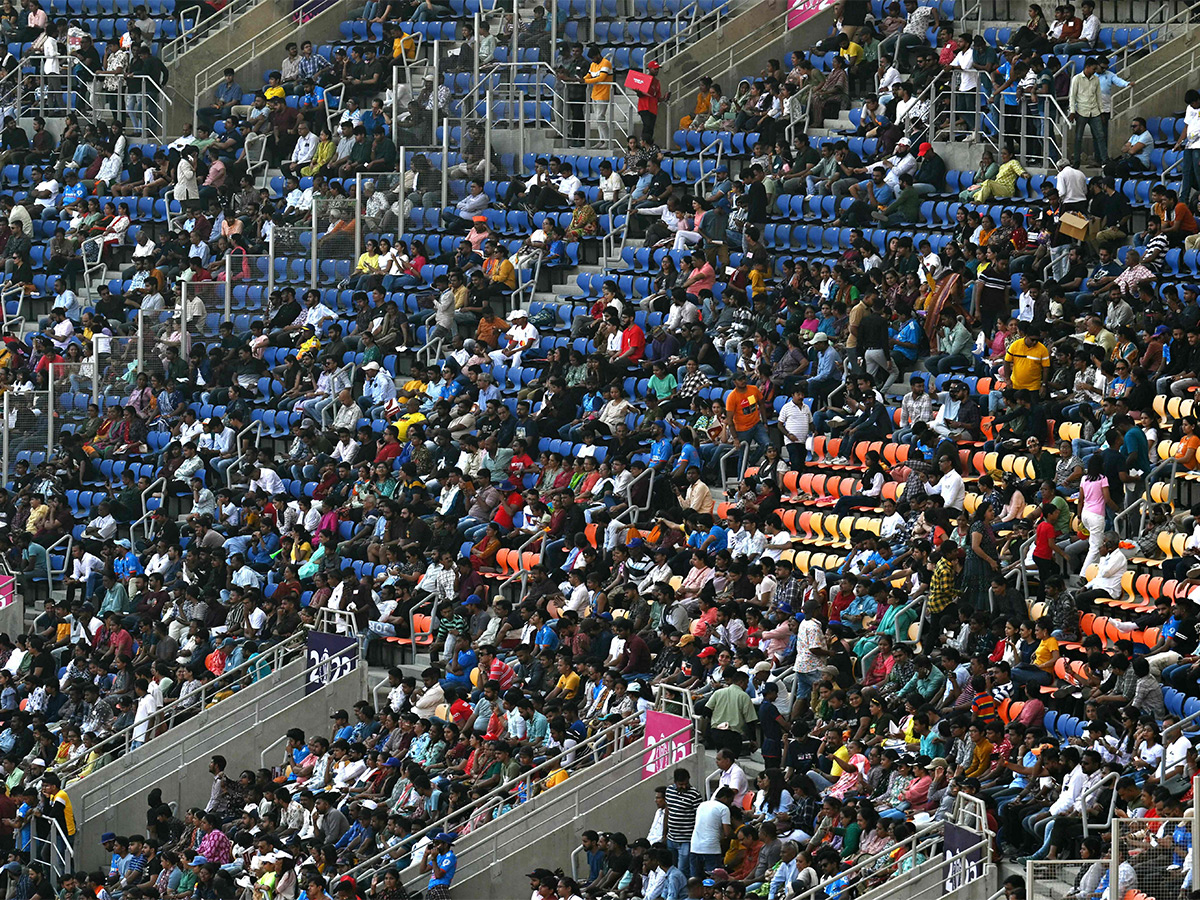 England_20and_20New_20Zealand_20at_20the_20Narendra_20Modi_20Stadium_20in_20Ahmedabad-5.jpg 5