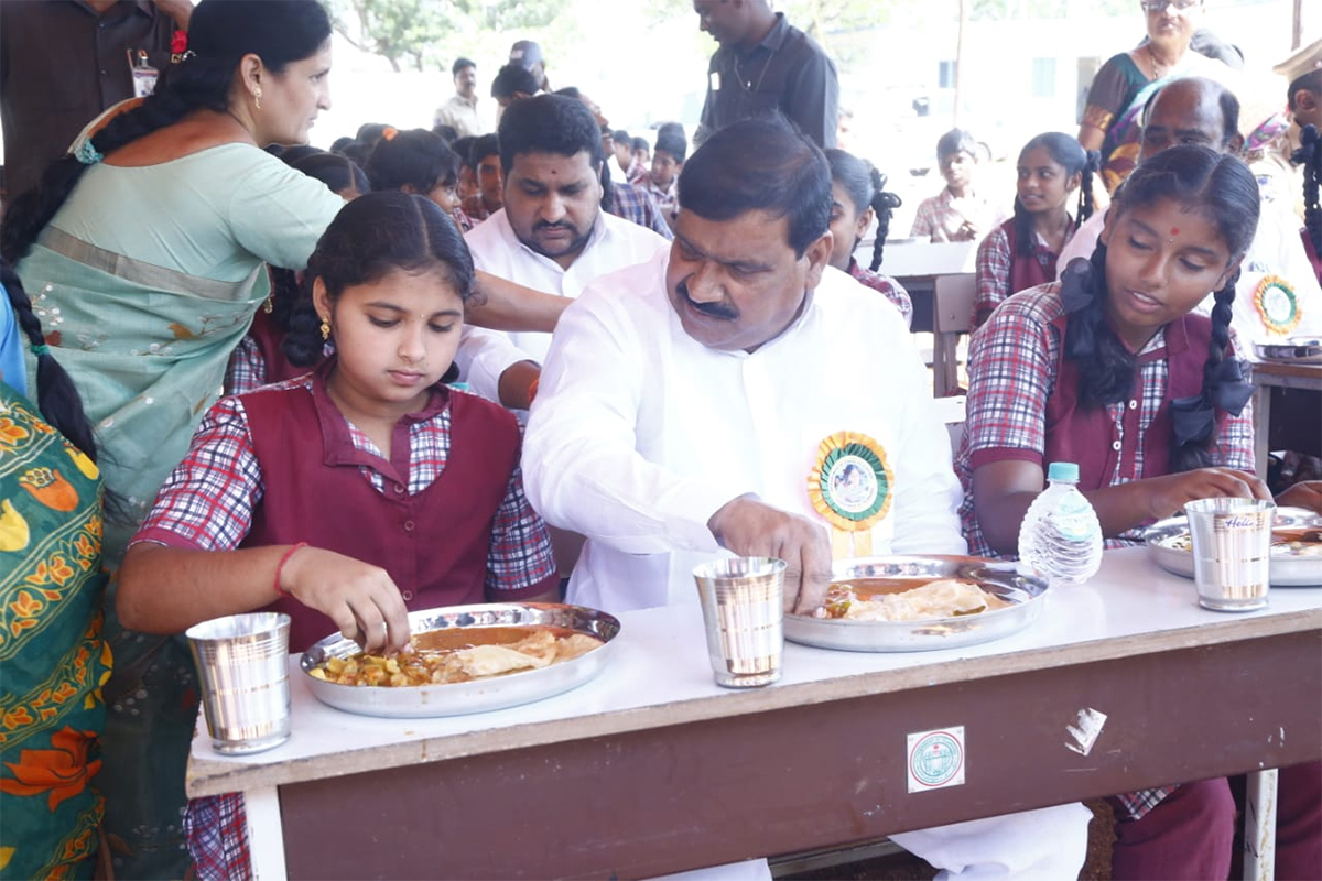 Ministers_20Harish_20Rao_20KTR_20At_20Telangana_20CM_20Breakfast_20Scheme_20Launched_20Photos-10.jpg 10