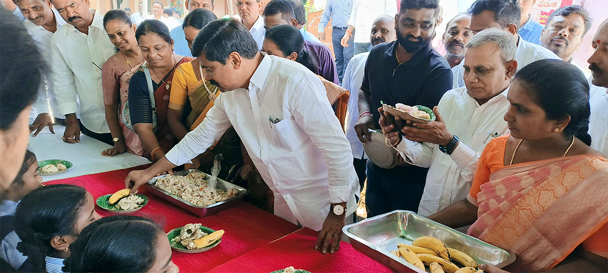 Ministers_20Harish_20Rao_20KTR_20At_20Telangana_20CM_20Breakfast_20Scheme_20Launched_20Photos-5.jpg 5