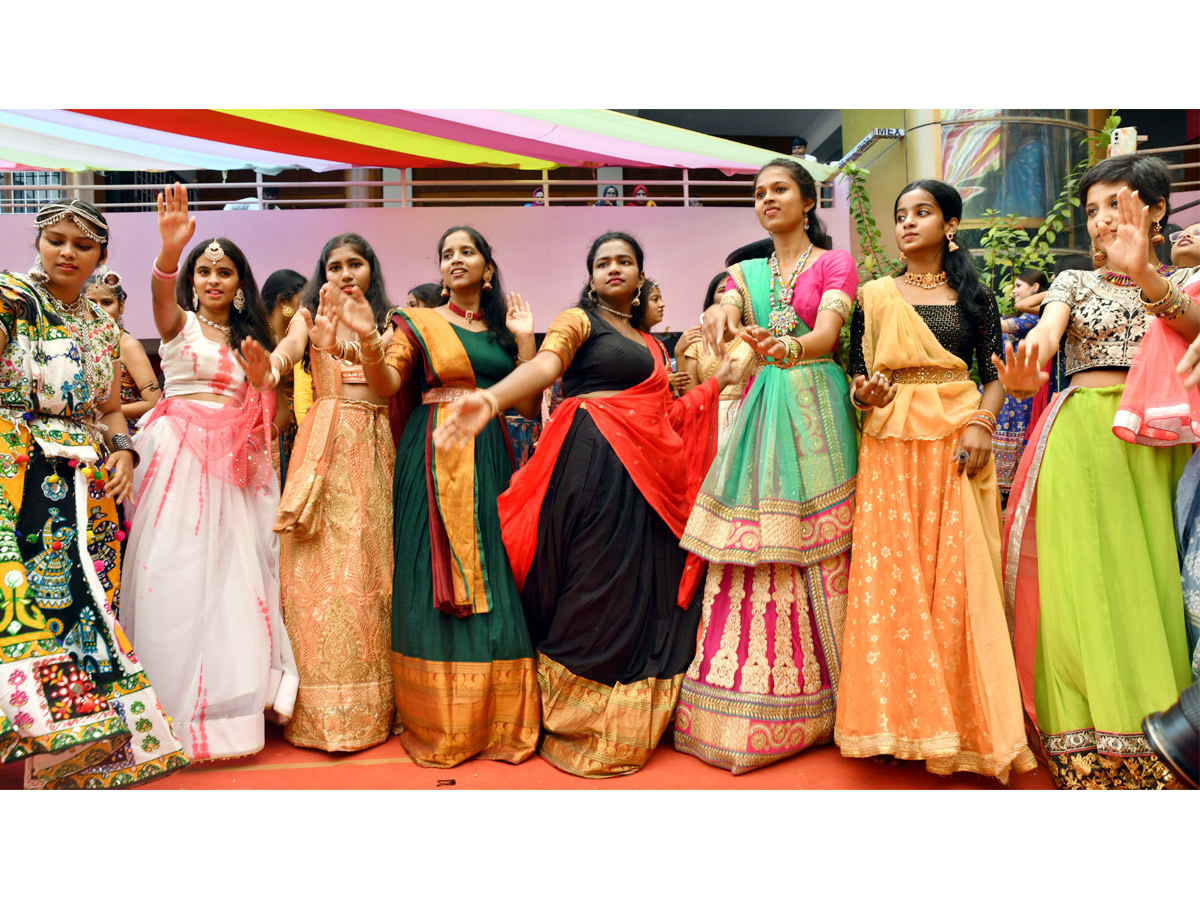 Mini_20Navaratri_20Celebrations_20in_20Villa_20Marie_20College_20Photos_10.jpg 11