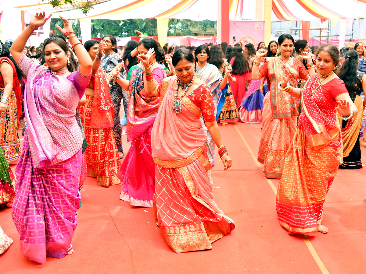 Mini_20Navaratri_20Celebrations_20in_20Villa_20Marie_20College_20Photos_14.jpg 15