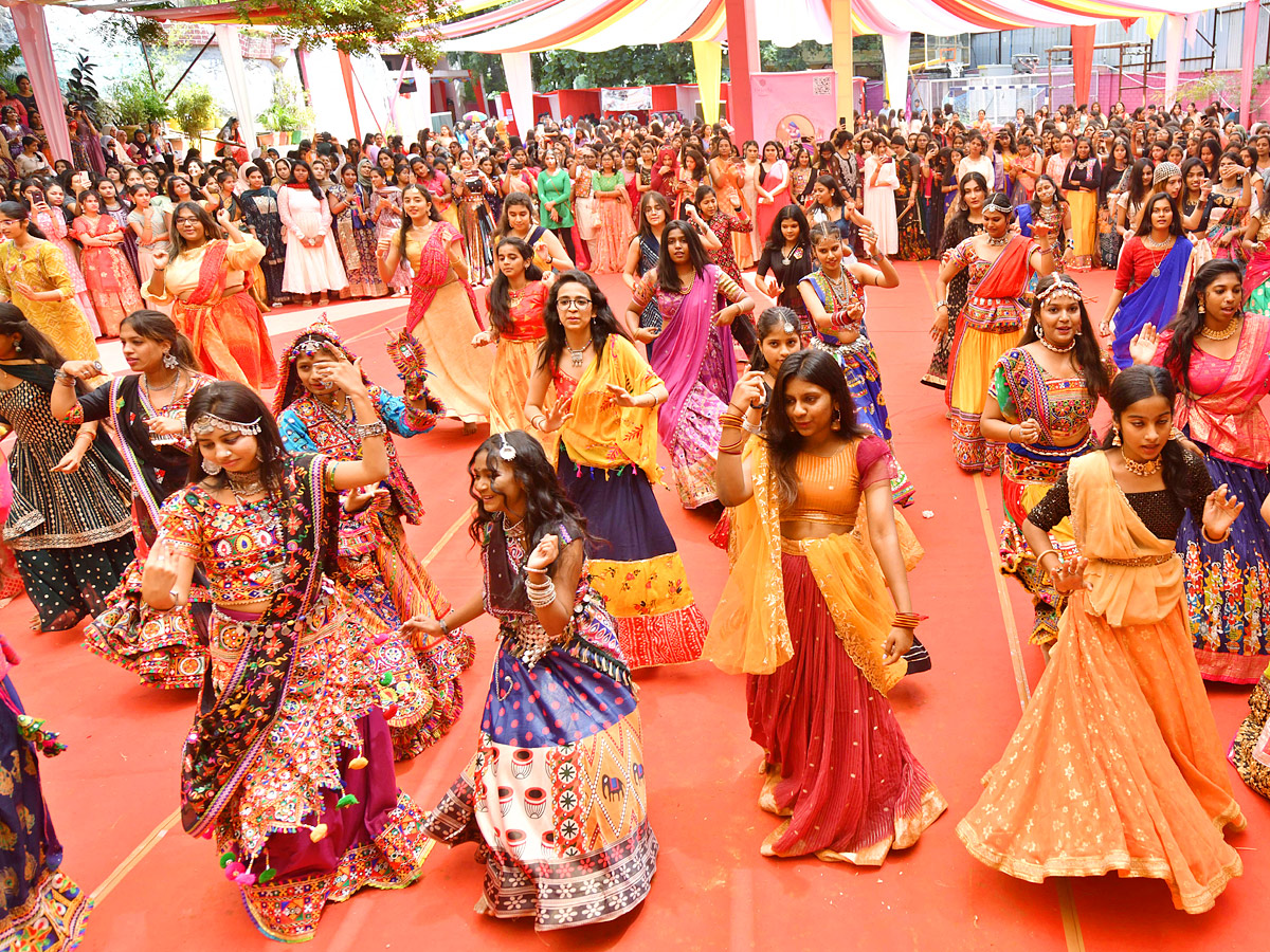 Mini_20Navaratri_20Celebrations_20in_20Villa_20Marie_20College_20Photos_19.jpg 1