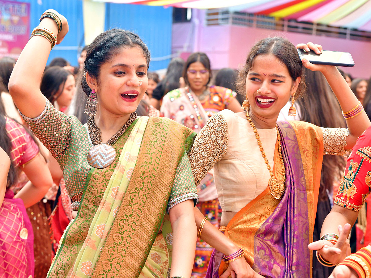 Mini_20Navaratri_20Celebrations_20in_20Villa_20Marie_20College_20Photos_5.jpg 6