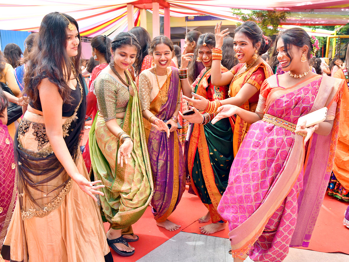Mini_20Navaratri_20Celebrations_20in_20Villa_20Marie_20College_20Photos_6.jpg 7