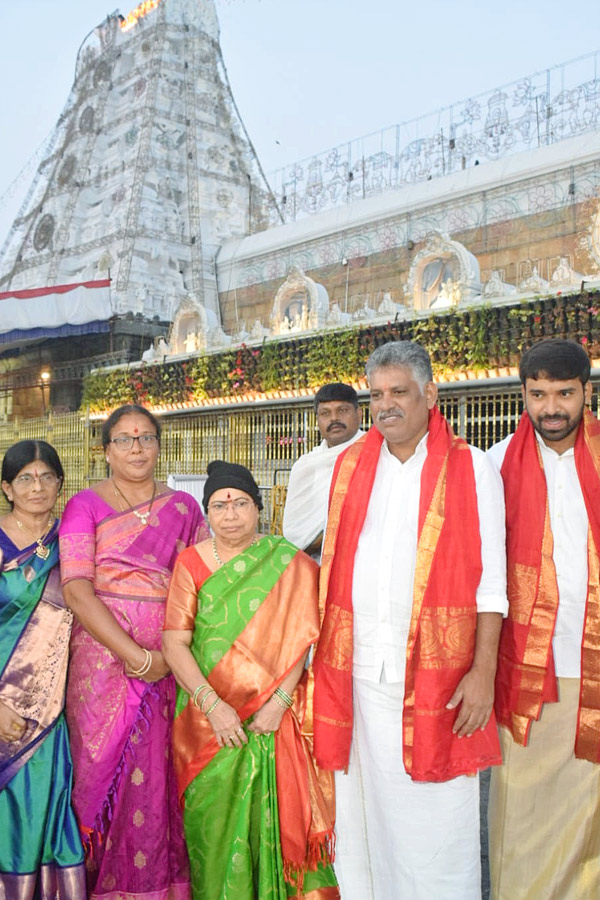 CM_20KCR_20Wife_20Shobha_20Rao_20Visits_20Tirumala_20Photos_1.jpg 2