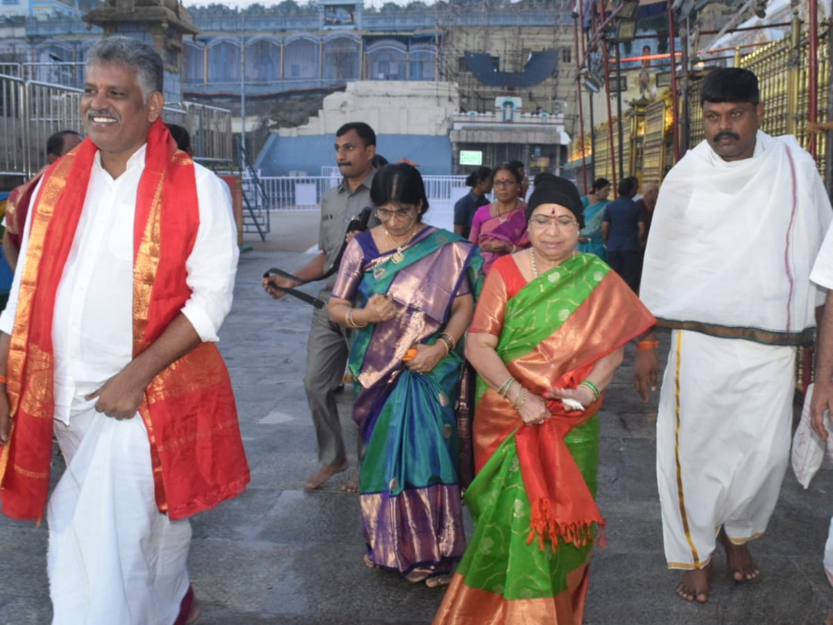 CM_20KCR_20Wife_20Shobha_20Rao_20Visits_20Tirumala_20Photos_10.jpg 11