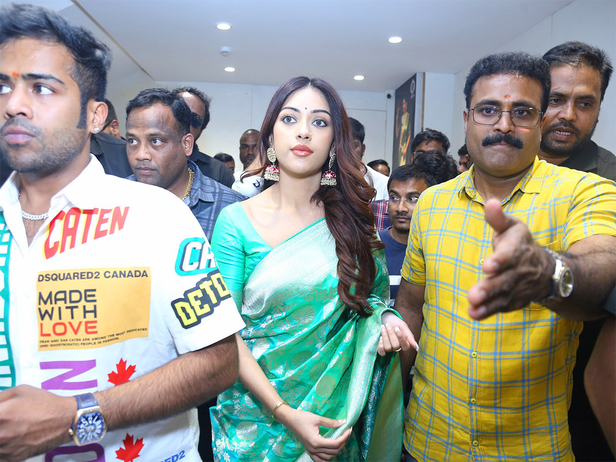 Heroine_20Anu_20Emmanuel_20launched_20chandana_20brothers_20shopping_20mall_20at_20Vikarabad-15.jpg 15