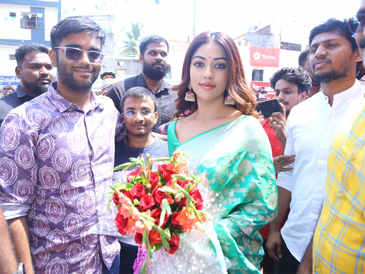 Heroine_20Anu_20Emmanuel_20launched_20chandana_20brothers_20shopping_20mall_20at_20Vikarabad-2.jpg 2