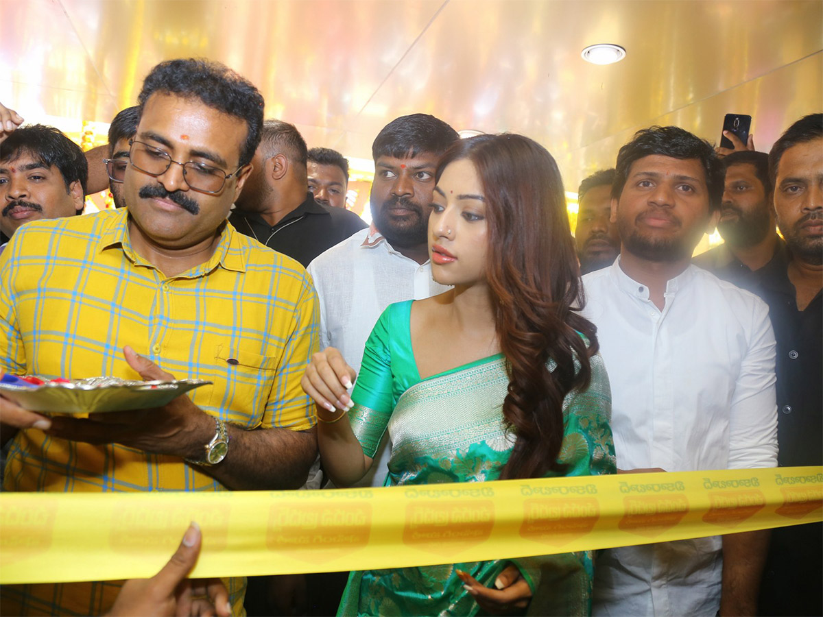 Heroine_20Anu_20Emmanuel_20launched_20chandana_20brothers_20shopping_20mall_20at_20Vikarabad-5.jpg 5