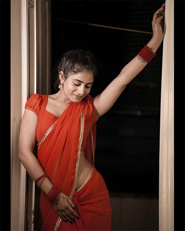 Nayani_20Pavani_20Enters_20Into_20Big_20Boss7_20Special_20Photos-31.jpg 29