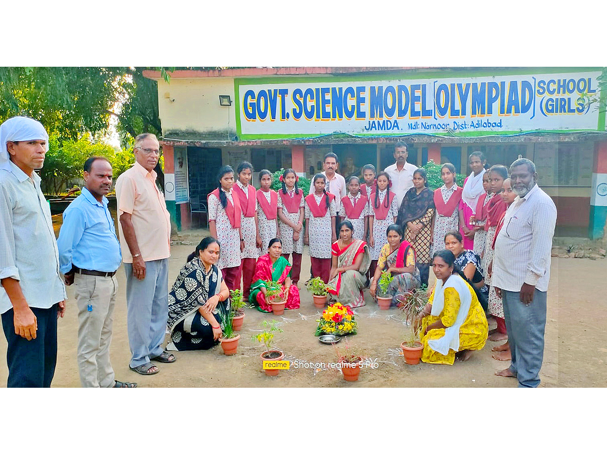 Bathukamma_20Celebrations_20IN_20Government_20Schools_20Photos_8.jpg 9