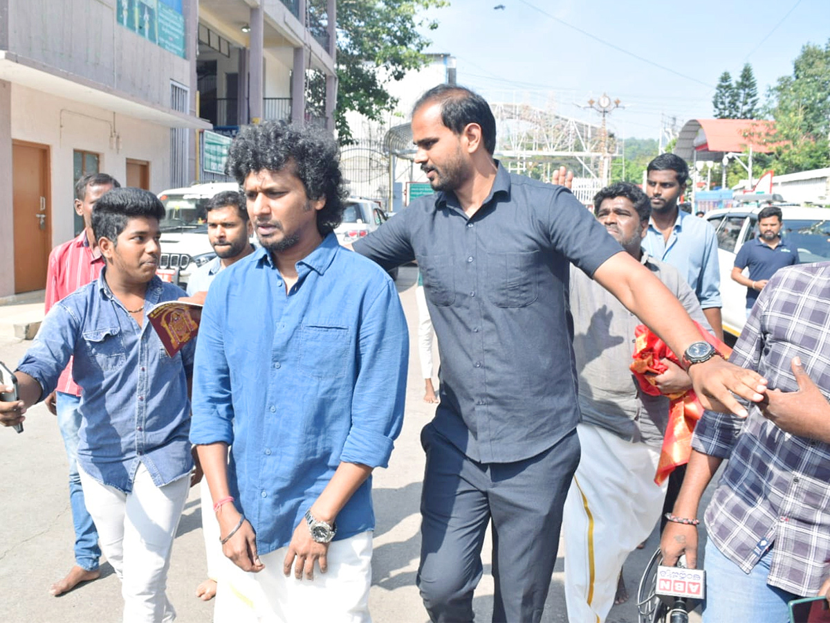 LEO_20Movie_20Director_20Lokesh_20Kanagaraj_20Visits_20Tirumala_20Photos_4.jpg 5