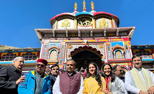 Mukesh_20Ambani_20visits_20Badrinath_20temple_20Photos_1.jpg 2