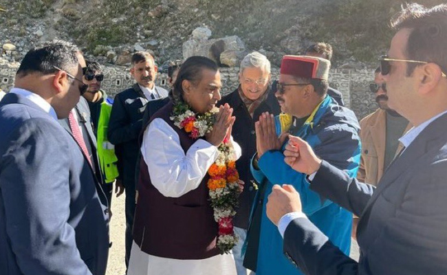 Mukesh_20Ambani_20visits_20Badrinath_20temple_20Photos_3.jpg 3