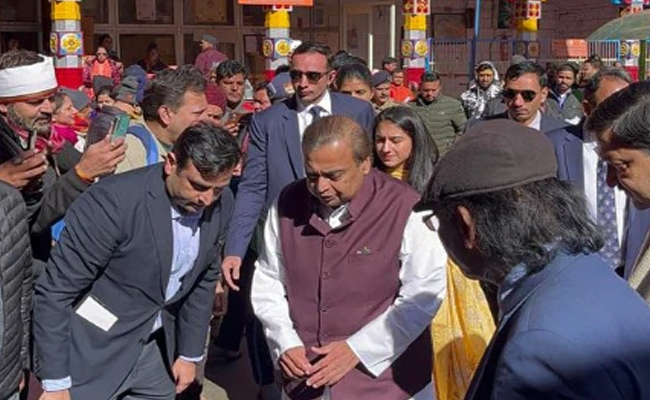 Mukesh_20Ambani_20visits_20Badrinath_20temple_20Photos_5.jpg 5
