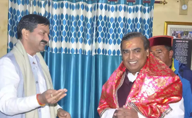 Mukesh_20Ambani_20visits_20Badrinath_20temple_20Photos_6.jpg 6
