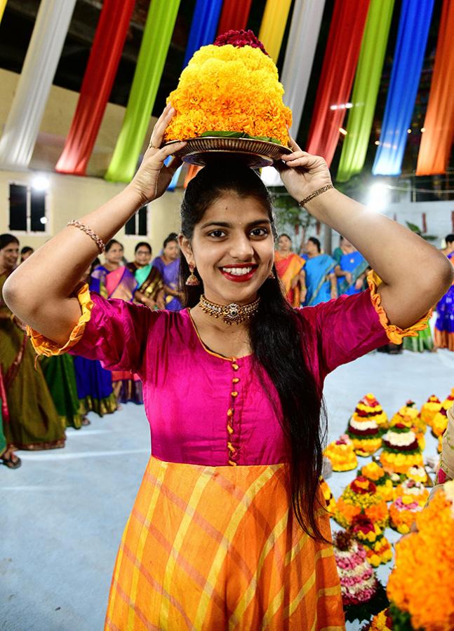 bathukamma_20celebrations_20in_20hyderabad-11.jpg 10