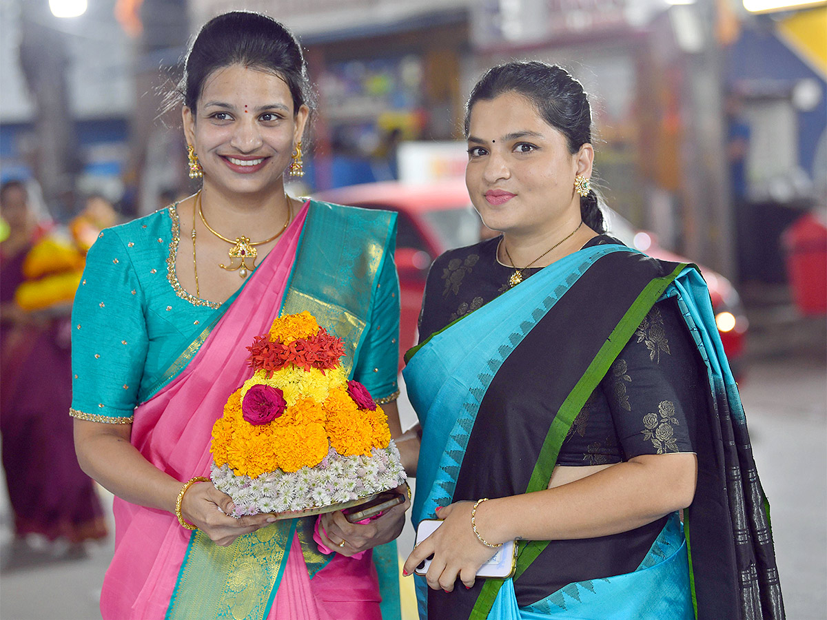 bathukamma_20celebrations_20in_20hyderabad-13.jpg 12