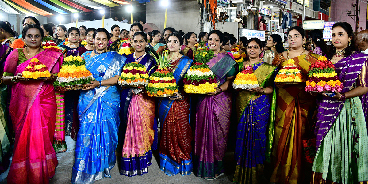 bathukamma_20celebrations_20in_20hyderabad-14.jpg 13