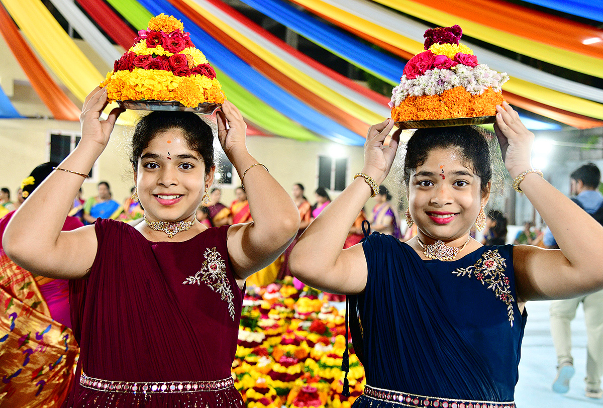 bathukamma_20celebrations_20in_20hyderabad-15.jpg 14