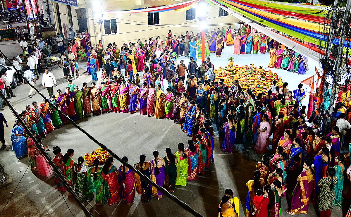 bathukamma_20celebrations_20in_20hyderabad-16.jpg 15