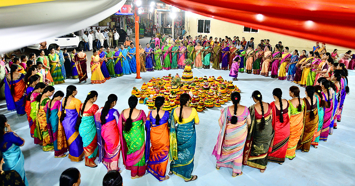 bathukamma_20celebrations_20in_20hyderabad-17.jpg 16