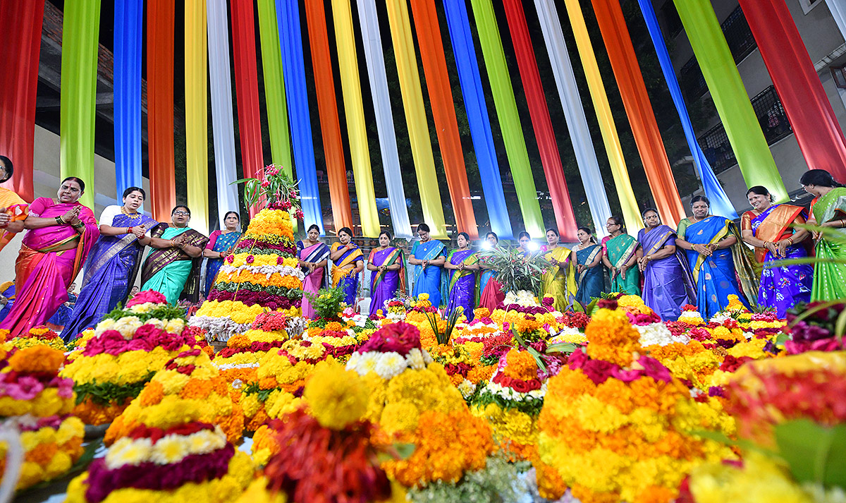 bathukamma_20celebrations_20in_20hyderabad-18.jpg 17