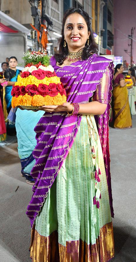bathukamma_20celebrations_20in_20hyderabad-19.jpg 18