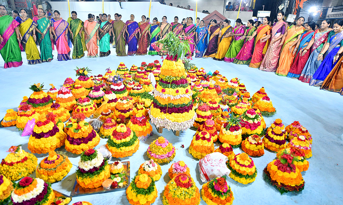 bathukamma_20celebrations_20in_20hyderabad-2.jpg 2