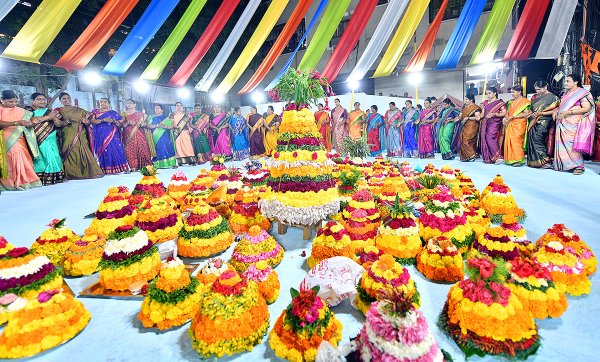 bathukamma_20celebrations_20in_20hyderabad-22.jpg 21
