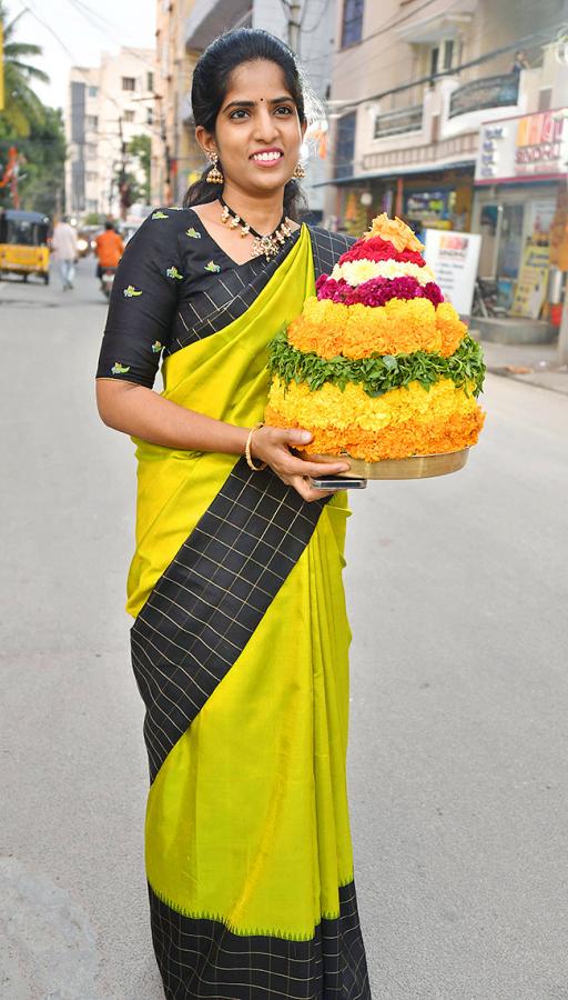 bathukamma_20celebrations_20in_20hyderabad-24.jpg 23