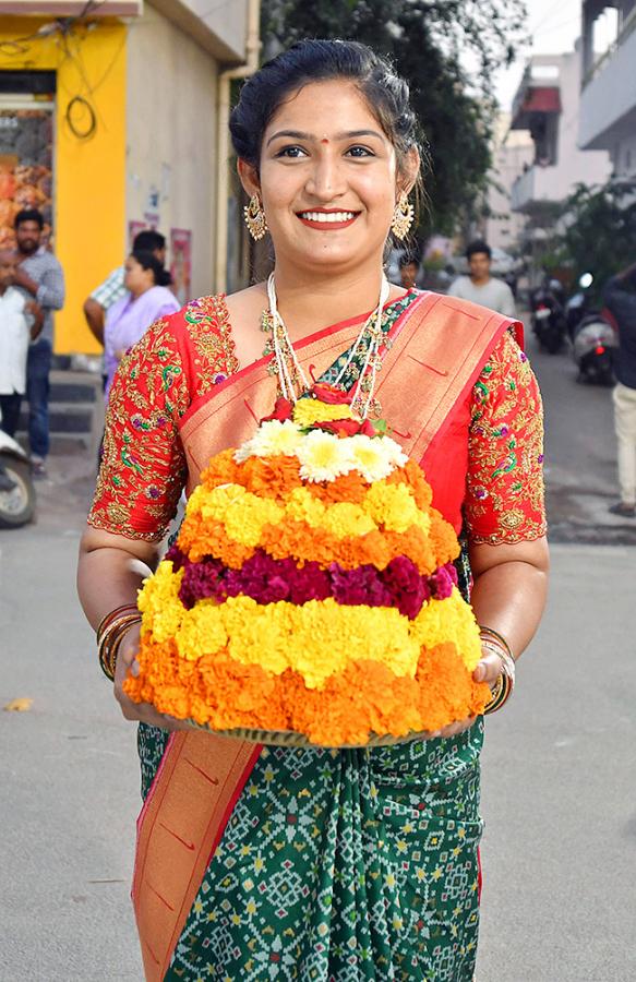 bathukamma_20celebrations_20in_20hyderabad-5.jpg 5