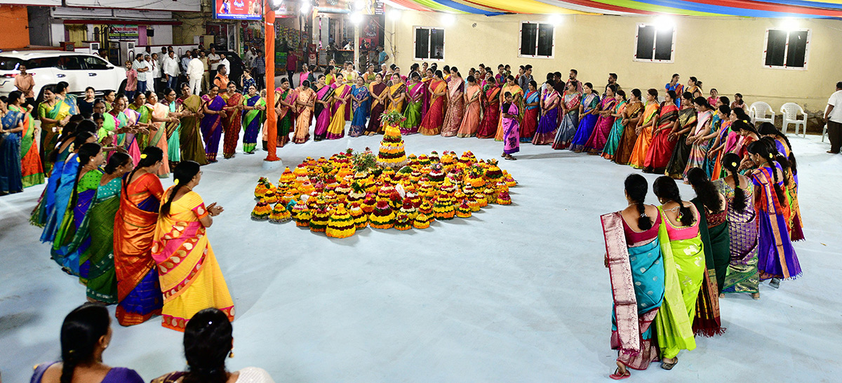 bathukamma_20celebrations_20in_20hyderabad-6.jpg 6